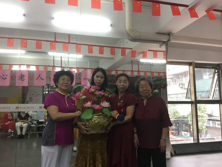 黄石街社区居养中心“开心老人庆五一”